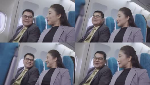 一对快乐的成熟夫妇在飞机上旅行的肖像照片高清在线视频素材下载