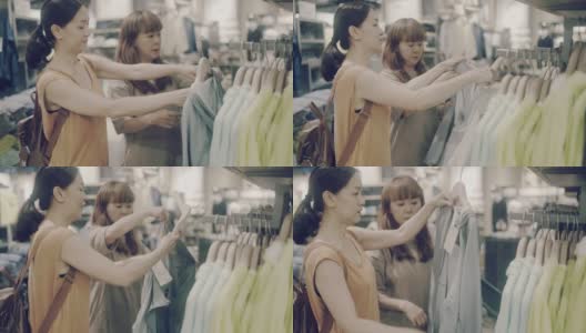 高兴的是两个年长的女人一起在商场购物。高清在线视频素材下载