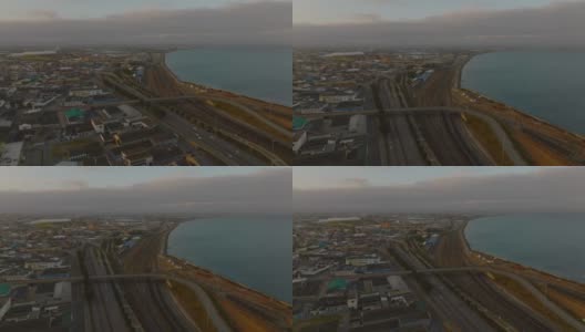 公路和铁路沿海岸延伸。黄昏时分城市交通基础设施的鸟瞰图。南非伊丽莎白港高清在线视频素材下载