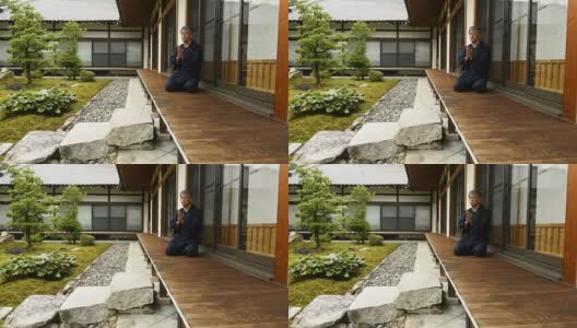 一名日本老人在寺庙里祈祷高清在线视频素材下载