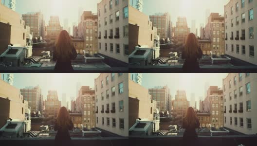 美丽的红发女人站在屋顶上的背影照片。城市城市景观纽约市与伟大的摩天大楼和建筑物。高清在线视频素材下载