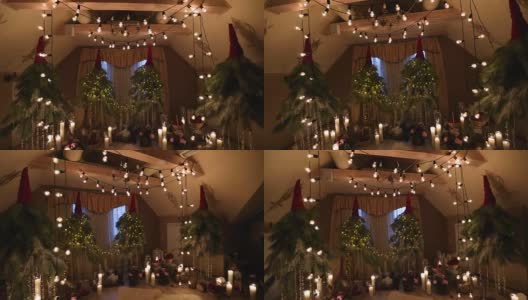 美丽的圣诞冬季婚礼拱门订婚装饰室内蜡烛，桦木，灯泡花环和冷杉树枝。冬季婚礼的概念。相机稳定剂高清在线视频素材下载