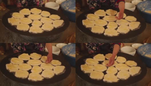 安纳托利亚的妇女正在烹饪坑里做安纳托利亚特有的面包。使用工具;锅、盘、面团、火等。乔鲁姆/土耳其01/12/2016高清在线视频素材下载