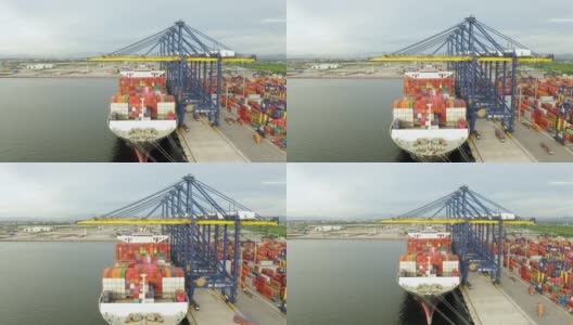高空俯视集装箱货轮在进出口业务、商业贸易、国际海上集装箱货轮的物流运输、集装箱货物的货运运输。高清在线视频素材下载