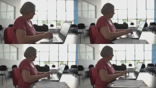 老师在学校使用笔记本电脑高清在线视频素材下载