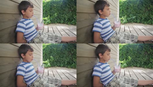 男孩喝草莓奶昔高清在线视频素材下载