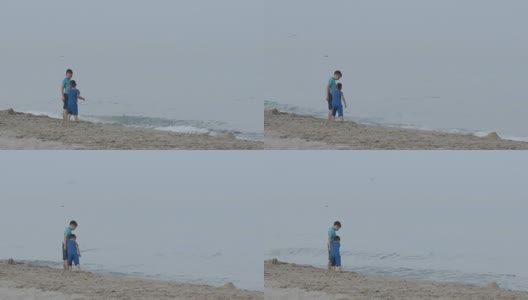 男孩们在海边散步高清在线视频素材下载