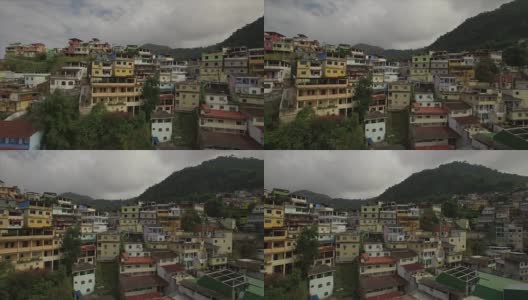 Favela Aerial:俯瞰山顶上的Favela房屋高清在线视频素材下载
