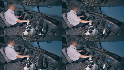 一名飞行员坐在飞行模拟器里，将飞机转向左边。4 k。高清在线视频素材下载