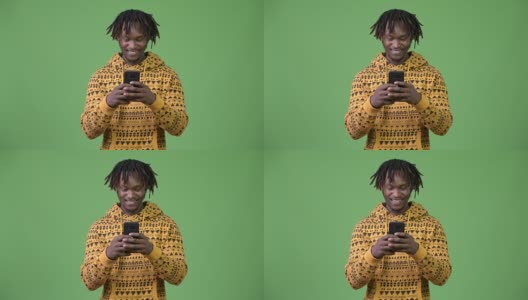年轻快乐的非洲人使用电话高清在线视频素材下载