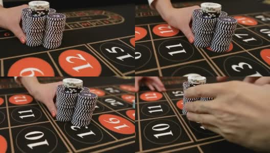 Croupier moves chips on table at casino高清在线视频素材下载