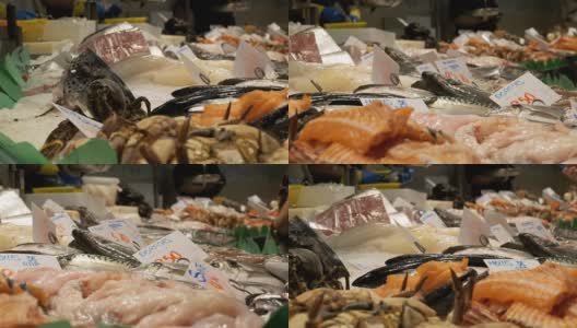 柜台与海鲜在La Boqueria鱼市场。巴塞罗那。西班牙高清在线视频素材下载