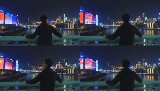 在重庆，一个年轻人看着城市的轮廓线高清在线视频素材下载