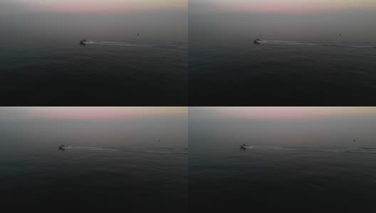 一艘渔船在英吉利海峡色彩斑斓的水域上快速行驶高清在线视频素材下载