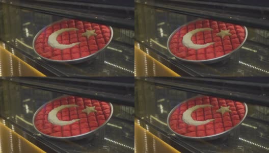 在加齐安泰普欣赏美味的土耳其果仁蜜饼。土耳其国旗的形状高清在线视频素材下载