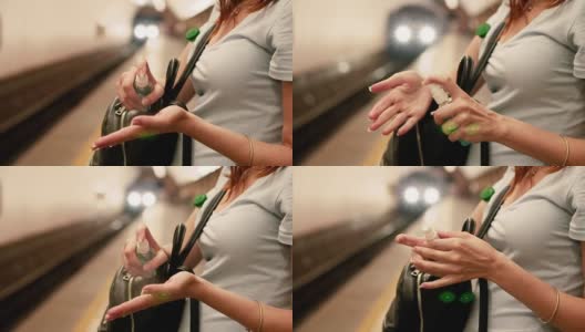 手消毒器。一位妇女在公共交通工具上消毒双手。高清在线视频素材下载