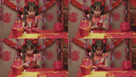 年轻的女孩穿着传统的服装庆祝中国新年高清在线视频素材下载