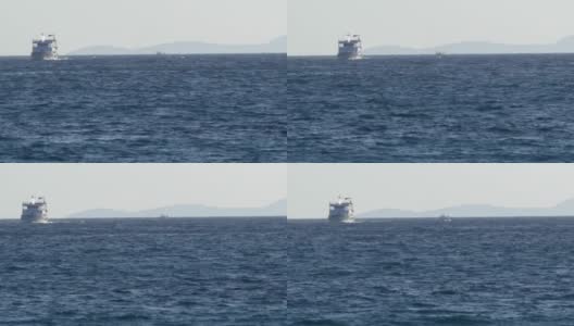 渡船上的乘客在小小的海浪中驶向海岸，在远处我看到了一个岛屿的岩石海岸高清在线视频素材下载