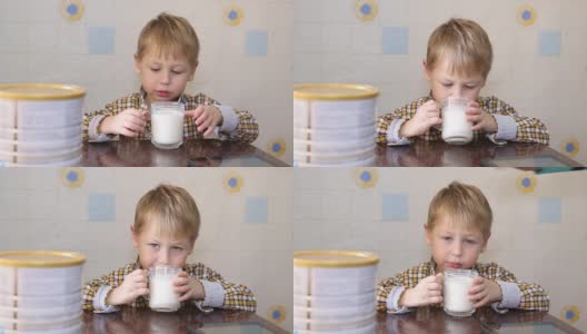 有趣的孩子高兴地喝奶粉高清在线视频素材下载