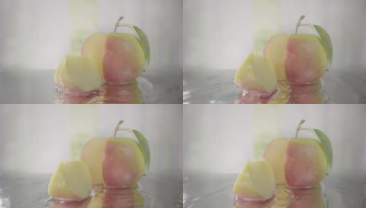红苹果在水中切成薄片。慢动作镜头高清在线视频素材下载