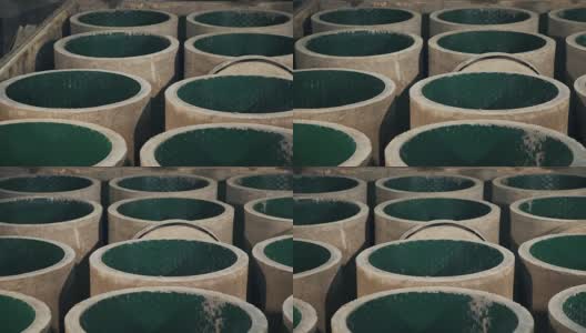 工厂仓库的新混凝土沙井，里面装有绿色塑料高清在线视频素材下载