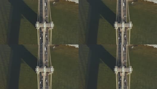 顶部鸟瞰图上的交通道路上的布鲁克林大桥通过东河在纽约，美国高清在线视频素材下载