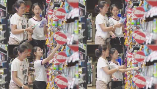亚洲家庭母亲和十几岁的女孩喜欢在销售商店购物中心度假购物高清在线视频素材下载
