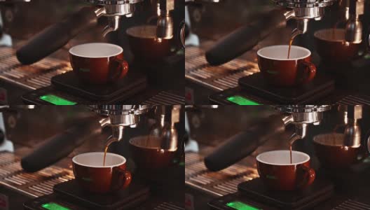 浓缩咖啡从咖啡机倒出来的特写。专业的咖啡酿造。高清在线视频素材下载
