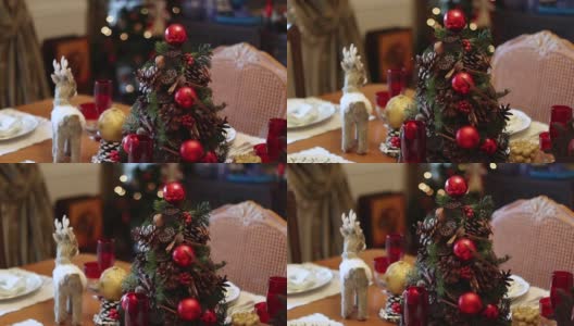 空空如也的圣诞餐桌特写视频，疫情期间空空如也的圣诞餐桌上的慢动作视频，圣诞主题的餐桌，圣诞装饰的圣诞树，餐桌上的木鹿。高清在线视频素材下载