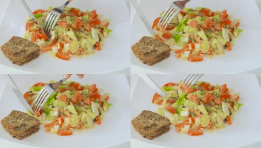 女人用刀叉吃沙拉高清在线视频素材下载
