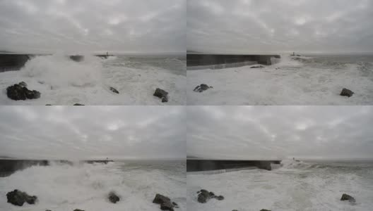 4 k。风暴和海上的灯塔。巨浪覆盖了一切。葡萄牙，波尔图市。高清在线视频素材下载