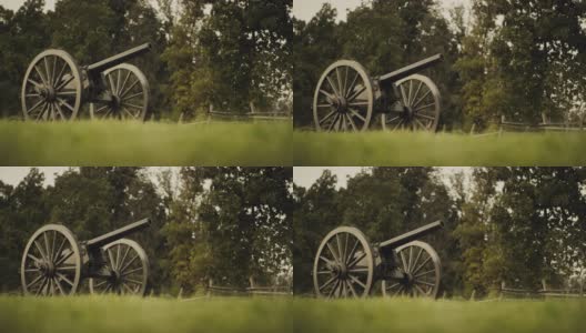 日落时分，宾夕法尼亚州葛底斯堡国家军事公园的一门美国内战大炮，在森林和木栅栏旁边的草地上高清在线视频素材下载