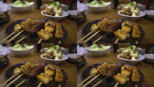 4K，烤猪肉串。烧鸡是居酒屋酒吧的一种日本食物。高清在线视频素材下载