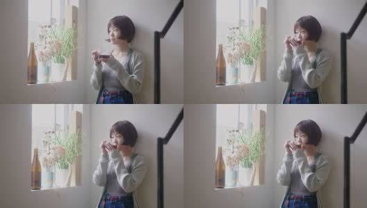 年轻的日本女性成年人喝咖啡和思考高清在线视频素材下载