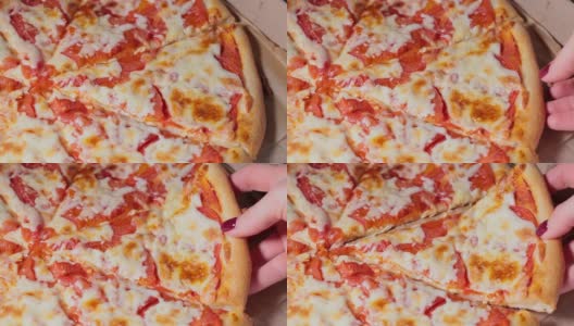 经典的玛格丽塔披萨配马苏里拉奶酪和番茄。高清在线视频素材下载