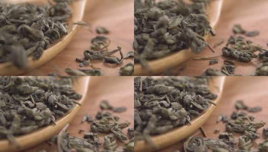 干的绿茶茶叶落入一个木制的乡村勺子慢动作高清在线视频素材下载