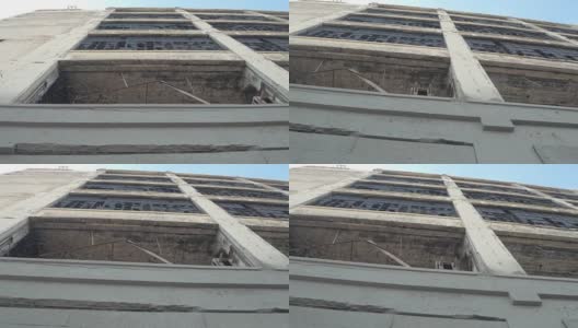低角度视角:旧废弃工业建筑窗户上的碎玻璃高清在线视频素材下载