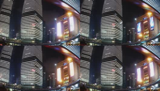天桥和摩天大楼下的汽车灯光轨迹，鱼眼镜头拍摄。高清在线视频素材下载