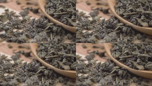 有机生态产品绿色干燥的茶叶在一个木勺在一个乡村板高清在线视频素材下载