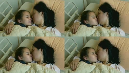 幸福的孩子在病床上亲吻母亲高清在线视频素材下载