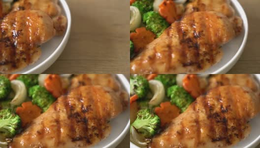 烤鸡胸肉配蔬菜高清在线视频素材下载