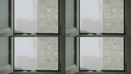 慢镜头:窗外窗外是暴风雪的景象。高清在线视频素材下载