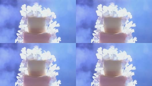 白色婚礼蛋糕与鲜花的特写。高清在线视频素材下载