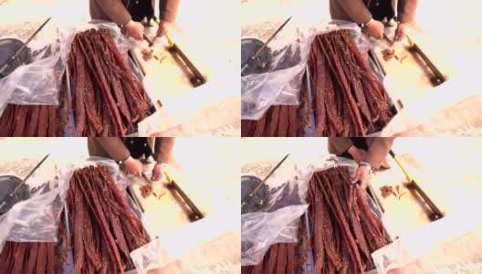 中国四川省小金县巴郎山景当地市场上出售的牛肉干高清在线视频素材下载