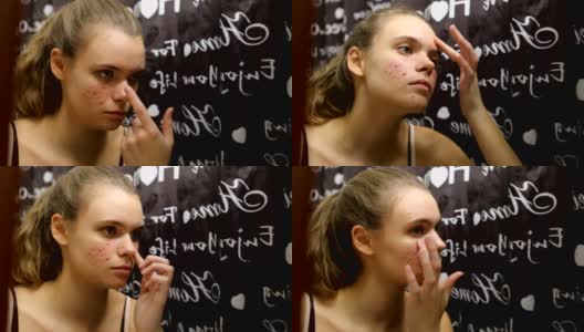 十几岁的女孩在浴室里往脸上涂抹精油高清在线视频素材下载