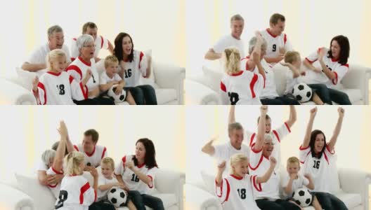 一家人在电视上看足球比赛高清在线视频素材下载