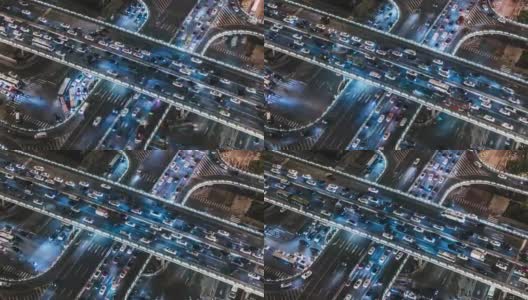 T/L PAN无人机视角下的立交桥和城市交通在夜间高清在线视频素材下载
