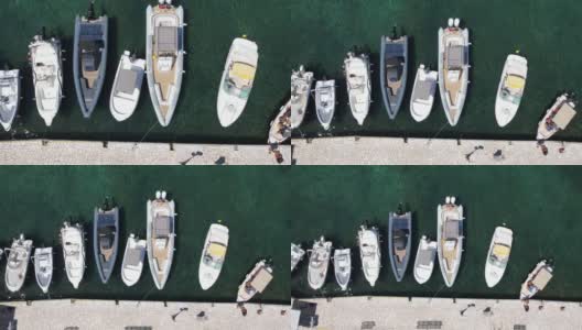 从空中俯瞰希腊科孚岛卡西奥皮老港口的摩托艇。高清在线视频素材下载