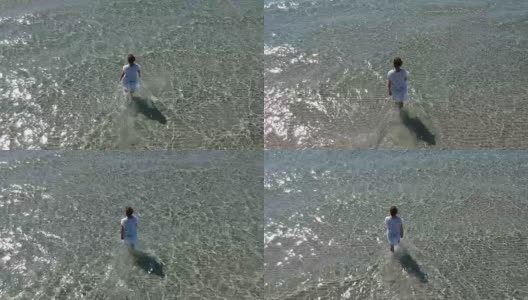 在浅海中行走的女人高清在线视频素材下载
