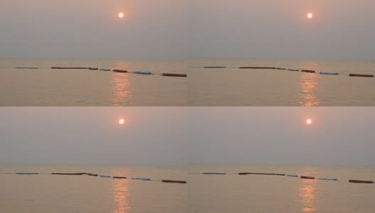 美丽的红色日落在海上红色的浮标。海面上红日的光芒高清在线视频素材下载